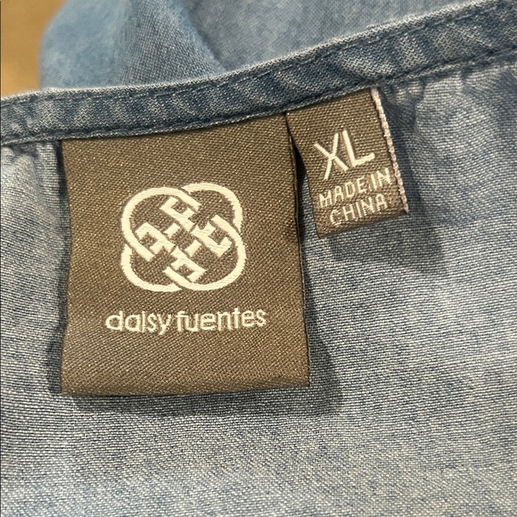 Daisy Fuentes Denim-Look TOP- Blue, BUTTON DOWN RUFFLE CAP SLEEVES SIZE XL - Picture 7 of 8
